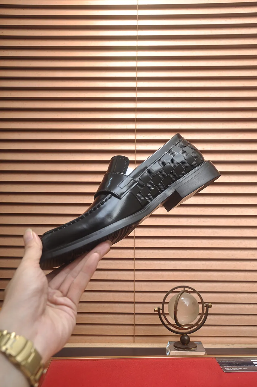 Men's men's shoes 💰460💶 [LV] (original single cowhide lining) 🍀LV's latest genuine leather business suit shoes are launched simultaneously on the official website. The first-layer cowhide imported from Italy is made of heavy gold, 💥1:1 rubber outsole from the official website. Versatile to wear, high-end without losing class, and the color combination is extraordinary. This four-season style is alluring when worn on your feet, showing off your big-name flair. Standard code 38-45 (45 customized)